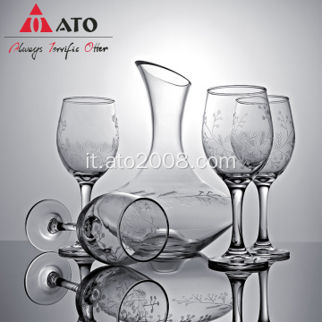 Decanter del vino di vino rosso e quattro bicchieri